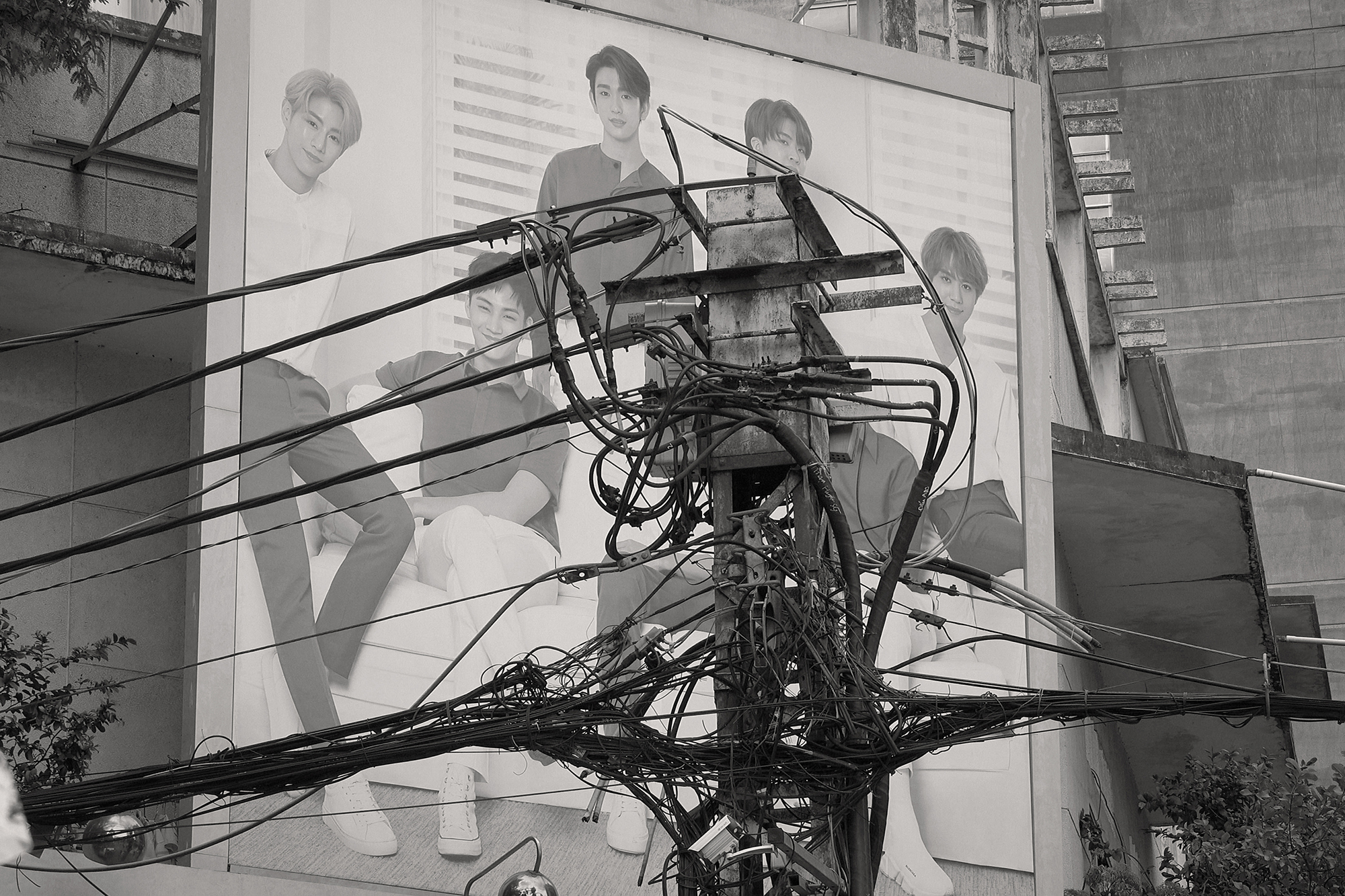 Christoph Radke, Vietnam, Saigon, Kabelgewirr mit Werbetafel im Hintergrund, 2018